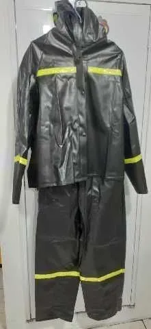 TRAJE IMPERMEABLE COMPLETO PVC NEGRO TM PROTECZIONA LUJO 7862108024783